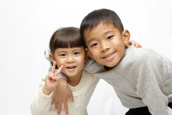 日本の兄と妹 歳の男の子と 年古い女の子を肩の周りに腕を置く — ストック写真