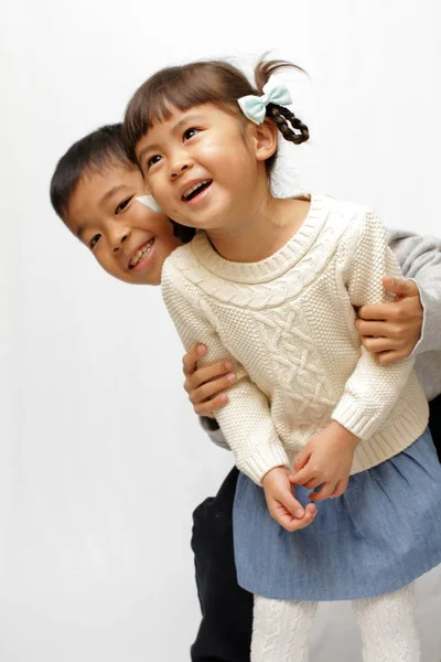 日本兄妹 9岁男孩和4岁女孩 — 图库照片