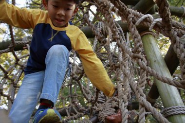 Japon çocuk açık engel sahasında oynayan (üçüncü sınıf ilköğretim okulunda)