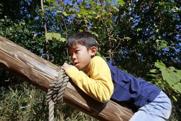 Japanischer Junge Spielt Outdoor Hindernisparcour Klasse Grundschule — Stockfoto