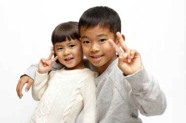 Japon ve birbirlerinin sholders (9 yaşında çocuk ve 4 yıl yaşlı kız kollarını koyarak kız)