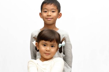 Japon kardeşi ve kız kardeşi (9 yaşında çocuk ve 4 yıl yaşlı kız)