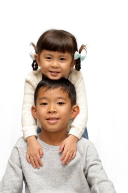 Japon kardeşi ve kız kardeşi (9 yaşında çocuk ve 4 yıl yaşlı kız)