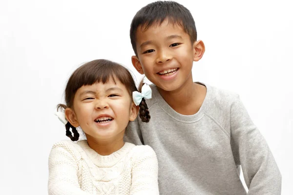 Japonês irmão e irmã (9 anos de idade menino e 4 anos de idade menina ) — Fotografia de Stock