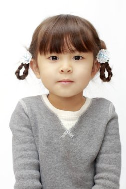 Japon kız (4 yaşında) (beyaz arka gülümseyen)