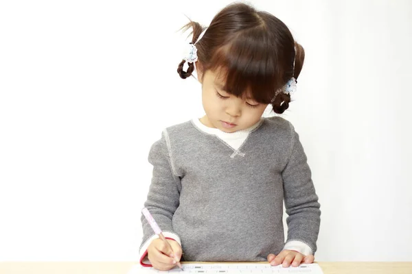 공부 하는 일본 여자 (4 세) — 스톡 사진