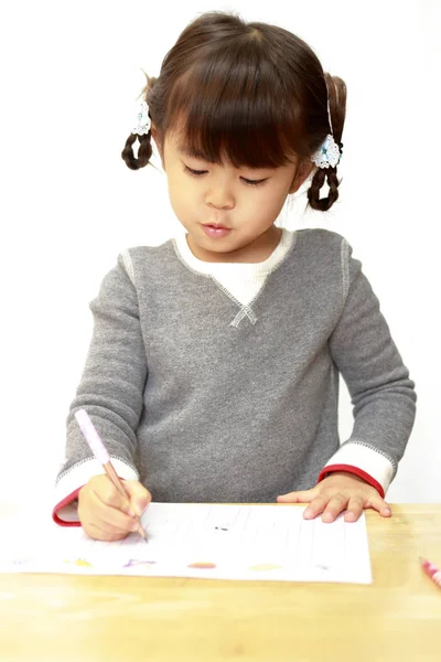 Estudando menina japonesa (4 anos ) — Fotografia de Stock