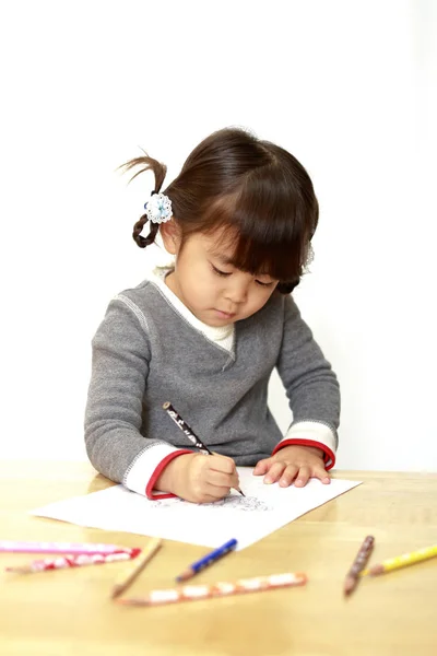 Menina japonesa desenhando um livro para colorir (4 anos ) — Fotografia de Stock