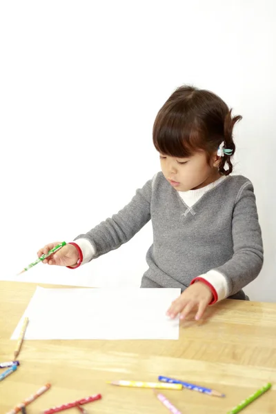 Chica japonesa dibujando un libro para colorear (4 años de edad ) — Foto de Stock