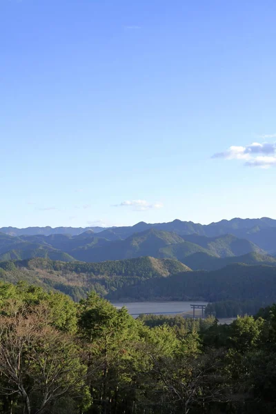 Gran torii de ex. Santuario Kumano Hongu Taisha, vista desde la ruta de peregrinación Kumano en Wakayama, Japón — Foto de Stock