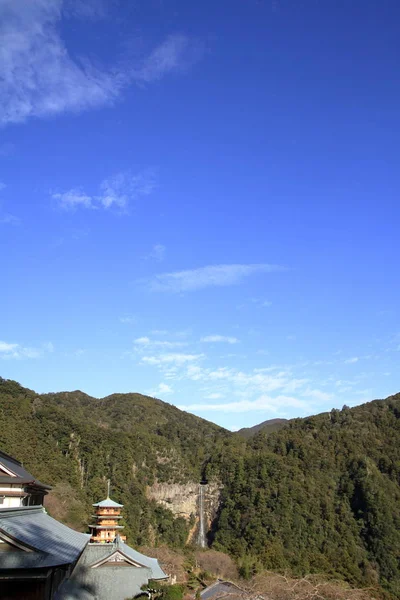 日本和歌山的 nachi 瀑布和 seiganto ji 三层楼的宝塔 — 图库照片