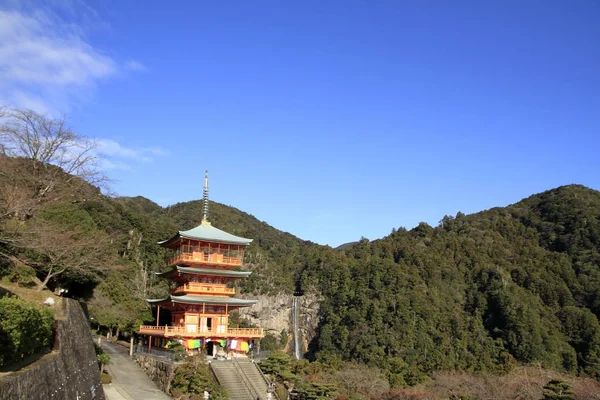 Nachi düşer ve üç hikaye pagoda Seiganto Ji: Wakayama, Japan