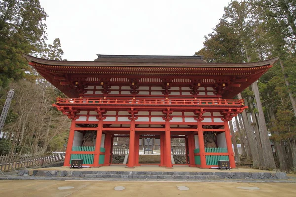 Puerta central en Danjo Garan complejo templo sagrado, Koyasan, Wakayama, Japón (escena de nieve ) — Foto de Stock