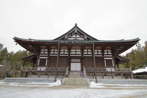 Sala principale del complesso sacro del tempio Danjo Garan, Koyasan, Wakayama, Giappone (scena della neve ) — Foto Stock