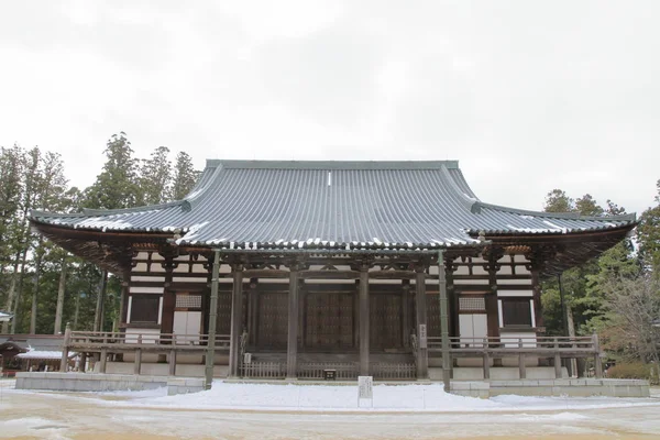 Hlavní hala na Danjo Garan posvátné chrámového komplexu, Koyasan, Wakajama, Japonsko (sníh scéna) — Stock fotografie