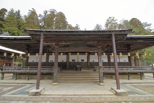 Grande sala ritratto a Danjo Garan tempio sacro complesso, Koyasan, Wakayama, Giappone (scena della neve ) — Foto Stock
