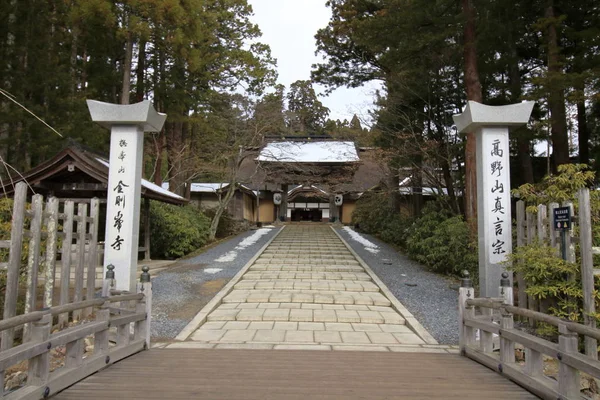 Hlavní brána chrámu Kongobuji v Koya, Wakajama, Japonsko (sníh scéna) — Stock fotografie