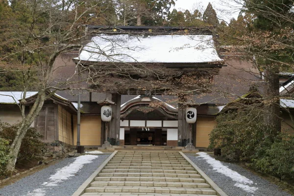 金剛峯寺境内と高野山、和歌山県 (雪のシーンの正門) — ストック写真