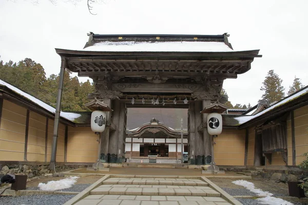 Κεντρική πύλη του ναού Kongobuji στο Κόγια, Wakayama, Ιαπωνία (σκηνή χιόνι) — Φωτογραφία Αρχείου