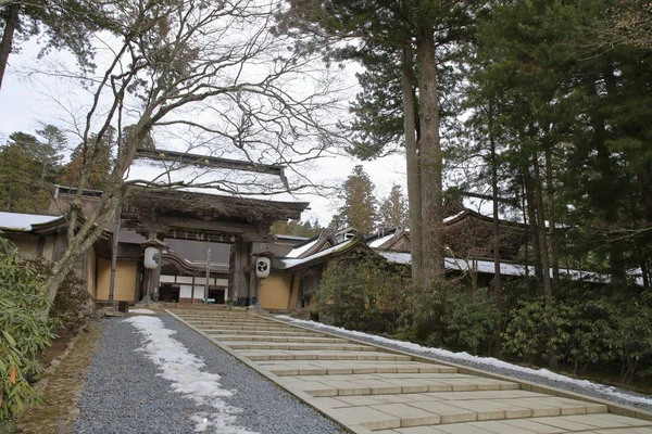 Cancello principale di tempio di Kongobuji in Koya, Wakayama, Giappone (scena di neve ) — Foto Stock