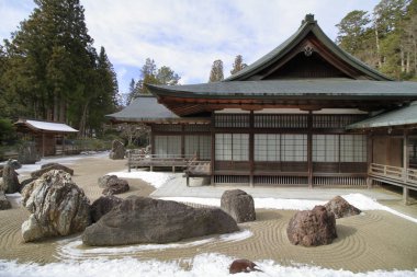 Rock Kongobuji Bahçe tapınakta Koya, Wakayama, Japonya (kar sahne)