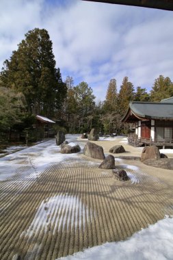 Rock Kongobuji Bahçe tapınakta Koya, Wakayama, Japonya (kar sahne)