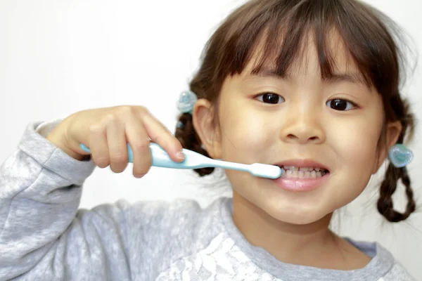 Japonais fille brossant ses dents (4 ans ) — Photo