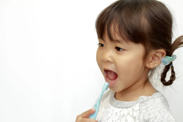 สาวญี่ปุ่นแปรงฟัน (อายุ 4 ขวบ) ) — ภาพถ่ายสต็อก