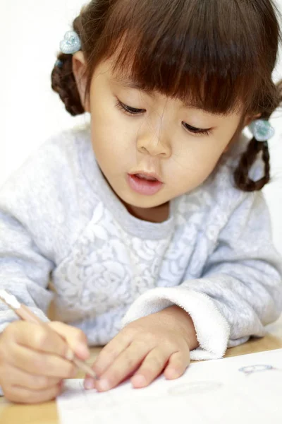 Estudando menina japonesa (4 anos ) — Fotografia de Stock