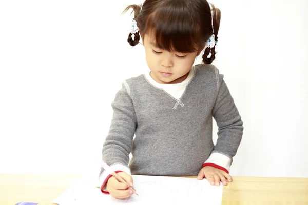 Estudando menina japonesa (4 anos ) — Fotografia de Stock