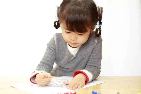 Menina japonesa desenhando um livro para colorir (4 anos ) — Fotografia de Stock