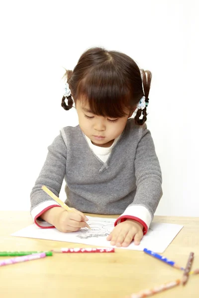 Японская девушка рисует раскраску (4 года) ) — стоковое фото