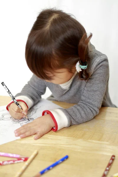 日本の女の子の塗り絵 (4 歳児の描画) — ストック写真