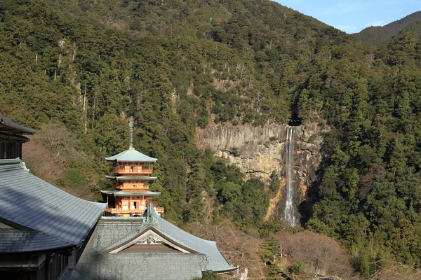 Nachi Upada i trzy opowieści pagoda Seiganto ji w Wakayama, Japonia — Zdjęcie stockowe