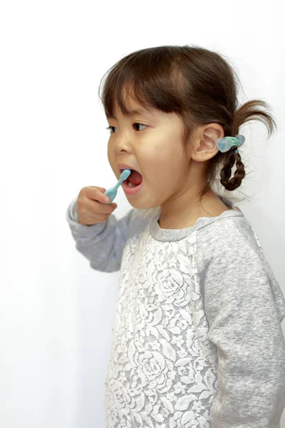 Japonais fille brossant ses dents (4 ans ) — Photo