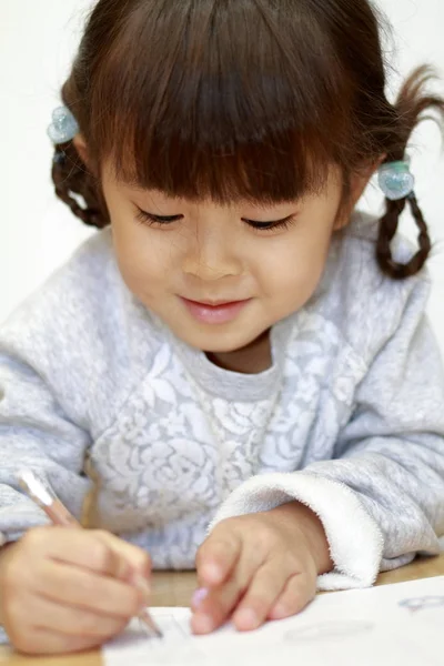 공부 하는 일본 여자 (4 세) — 스톡 사진