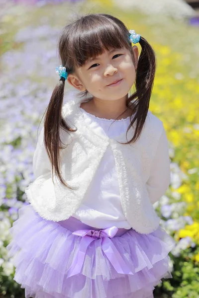 Japanese girl and flower garden (4 years old) — Stock Photo, Image