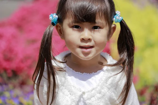 Japansk jente og blomsterhage (4 år gammel) ) – stockfoto