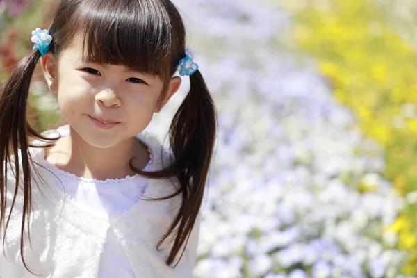 Ragazza giapponese e giardino fiorito (4 anni ) — Foto Stock