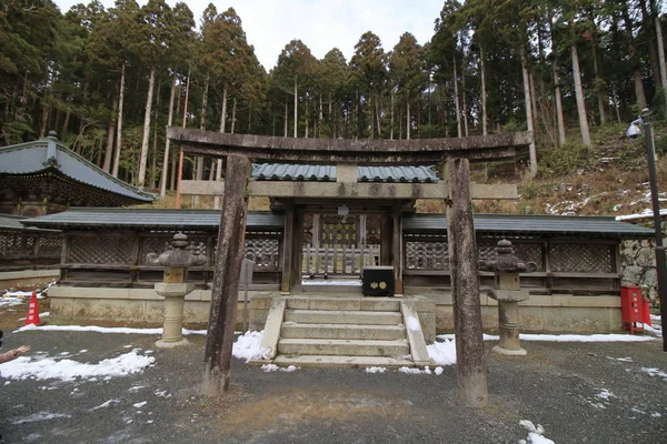 Tokugawa mausoleum i Koya, Wakayama, Japan (snöscen) — Stockfoto