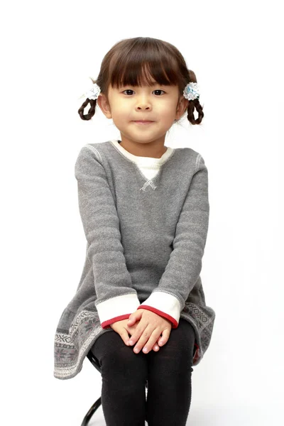Sorrindo menina japonesa (4 anos) (costas brancas ) — Fotografia de Stock