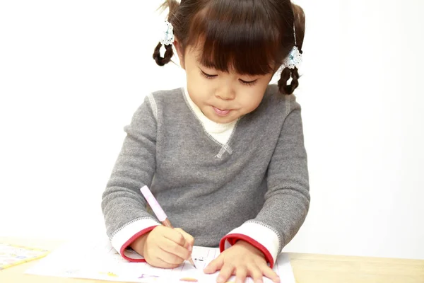 日本の女の子 (4 歳児の勉強) — ストック写真