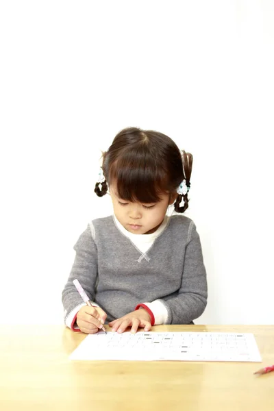 日本の女の子 (4 歳児の勉強) — ストック写真