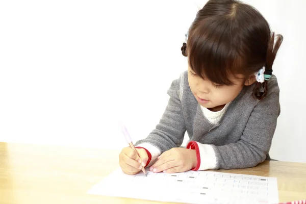 日本の女の子 (4 歳児の勉強) — ストック写真