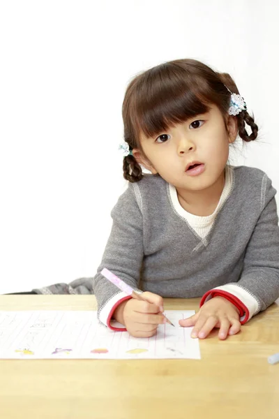 日本の女の子 (4 歳児の勉強) — ストック写真