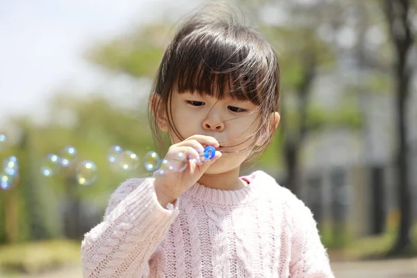 Ragazza giapponese che gioca con bolla sotto il cielo blu (4 anni ) — Foto Stock