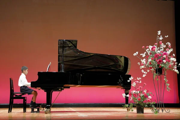 舞台でピアノを弾く日本人少年(小学4年生)) — ストック写真
