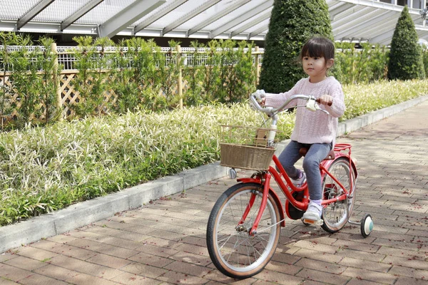 自転車に乗る日本の女の子(4歳)) — ストック写真