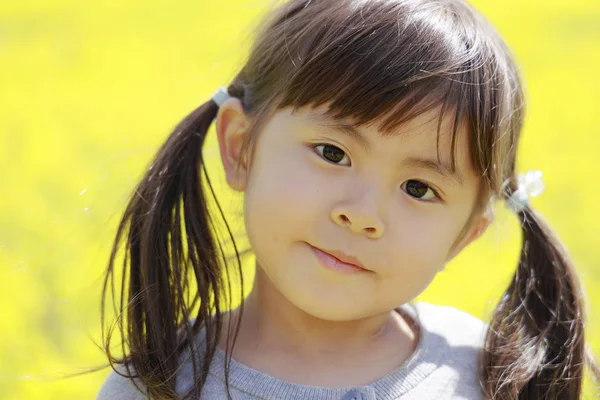 Japanese girl and field mustard (4 years old) — Stock Photo, Image