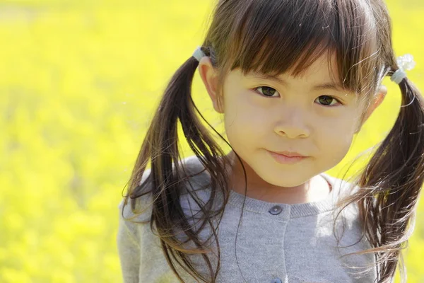 일본 여자와 필드 겨자 (4 세) — 스톡 사진